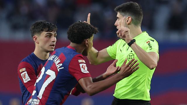 pedri-y-lamine-yamal-haciendole-un-reclamo-al-arbitro-mateo-busquets.png